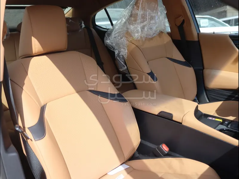 2025 لكزس إي إس 250