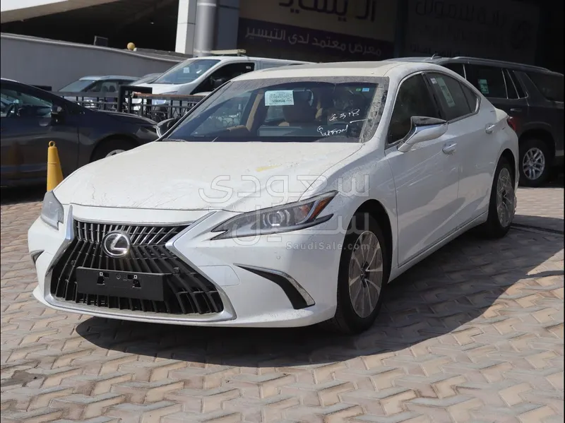 2025 لكزس إي إس 250