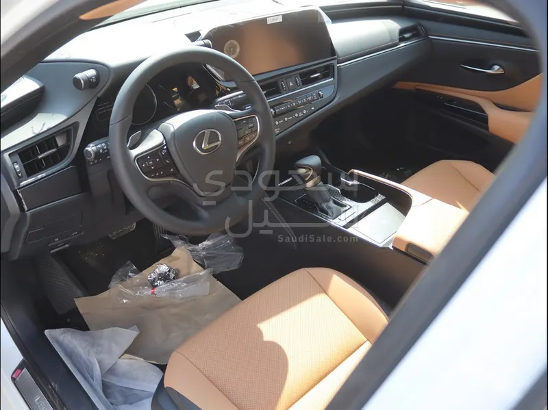 2025 لكزس إي إس 250