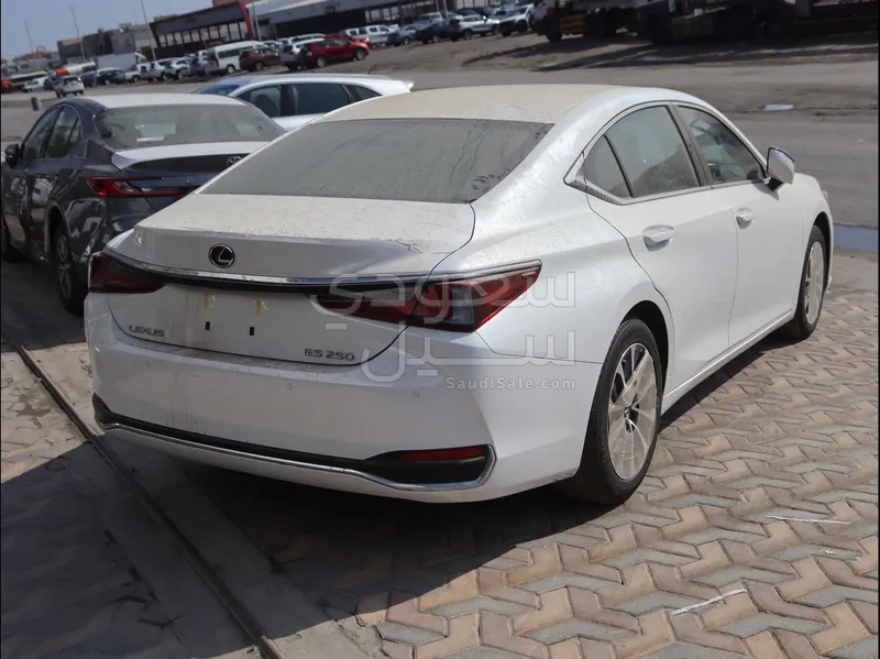 2025 لكزس إي إس 250