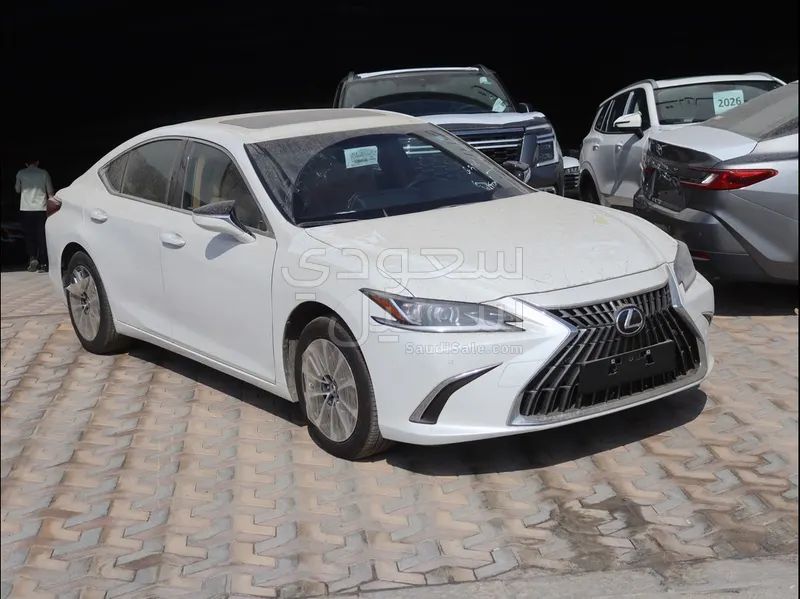 2025 لكزس إي إس 250