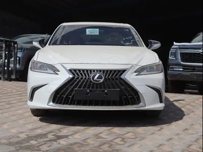 2025 لكزس إي إس 250