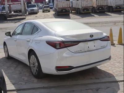 2025 لكزس إي إس 250