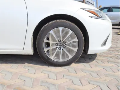 2025 لكزس إي إس 250