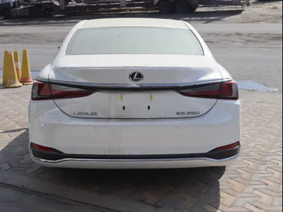 2025 لكزس إي إس 250