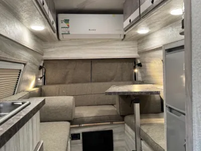 2013 فورد موتر هوم كارافان