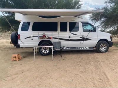 2013 فورد موتر هوم كارافان