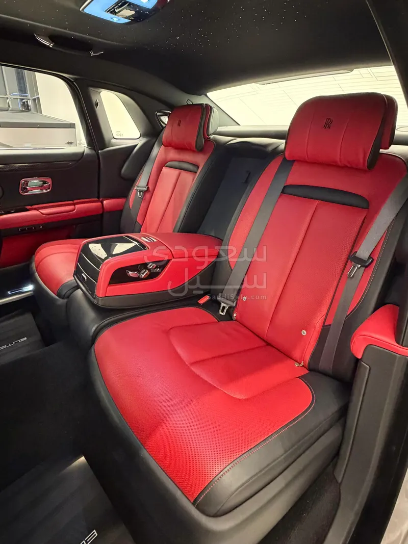 2023 رولز رويس قوست بلاك بادج