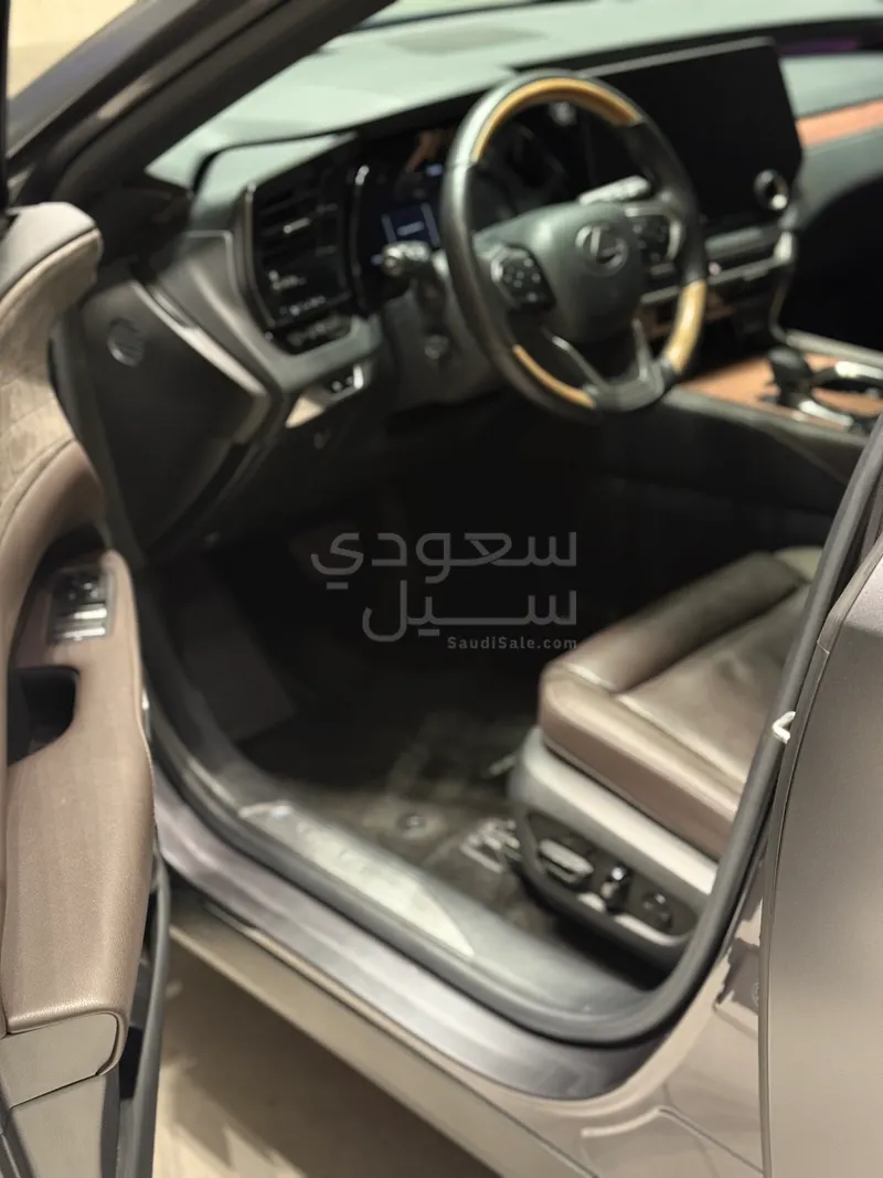 2024 لكزس أر إكس 350