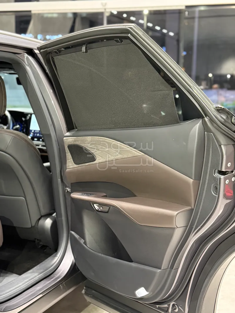 2024 لكزس أر إكس 350