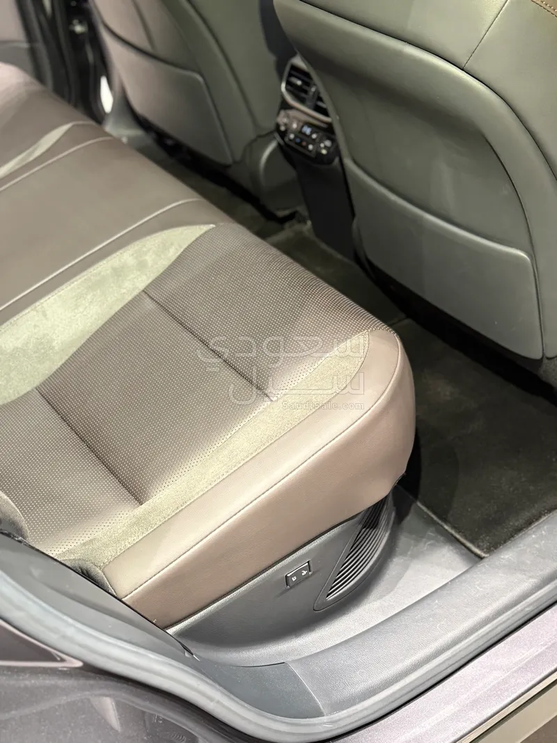 2024 لكزس أر إكس 350