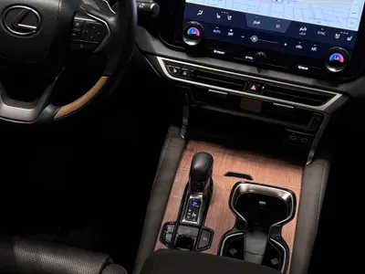 2024 لكزس أر إكس 350