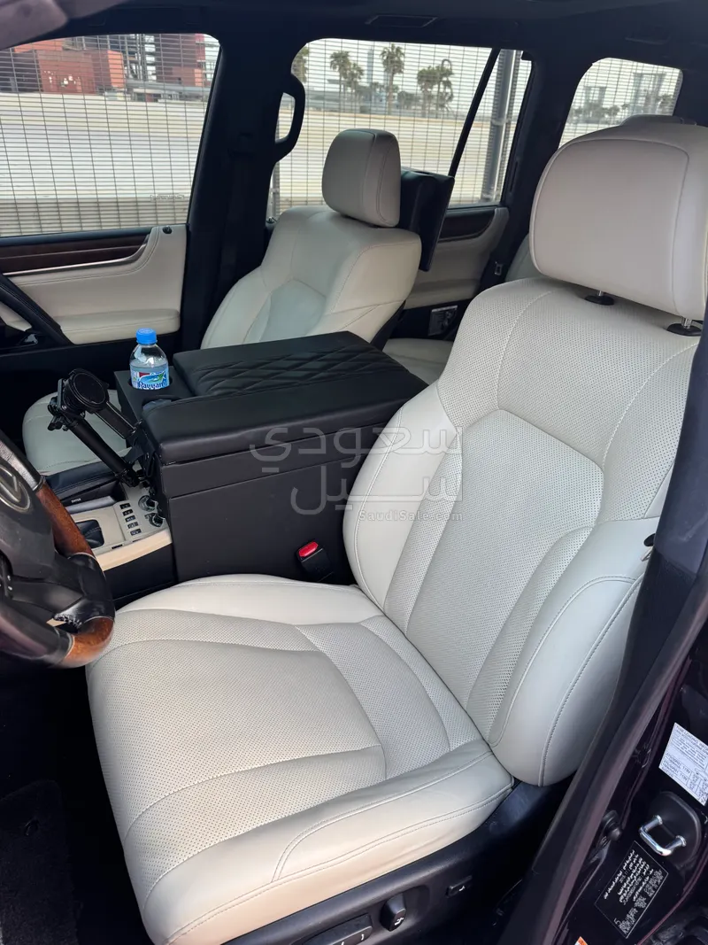 2016 لكزس إل إكس 570 اس