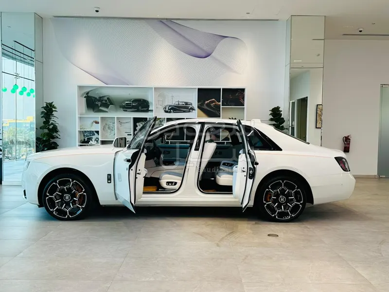 2025 رولز رويس قوست بلاك بادج