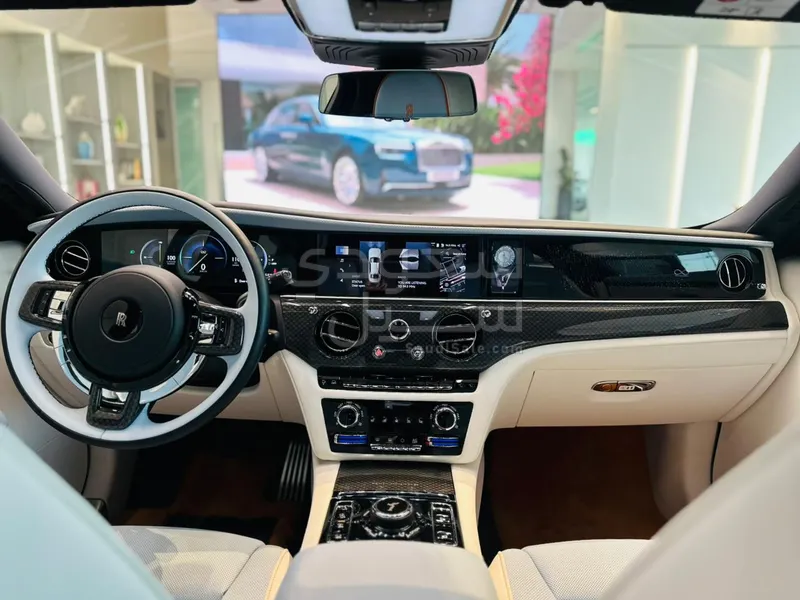 2025 رولز رويس قوست بلاك بادج