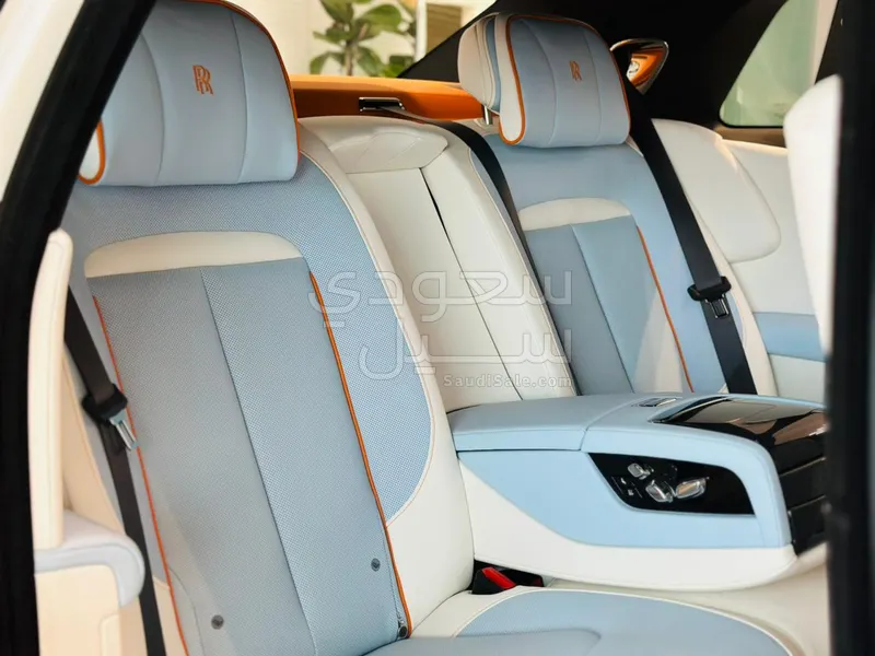 2025 رولز رويس قوست بلاك بادج