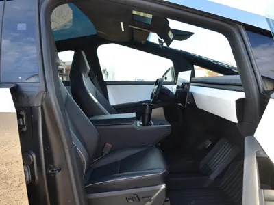 2024 تيسلا سايبر تراك