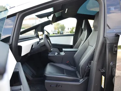 2024 تيسلا سايبر تراك