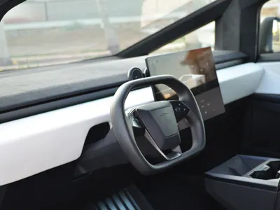 2024 تيسلا سايبر تراك