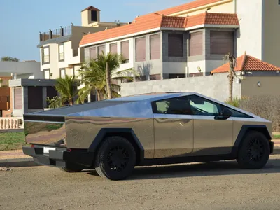 2024 تيسلا سايبر تراك