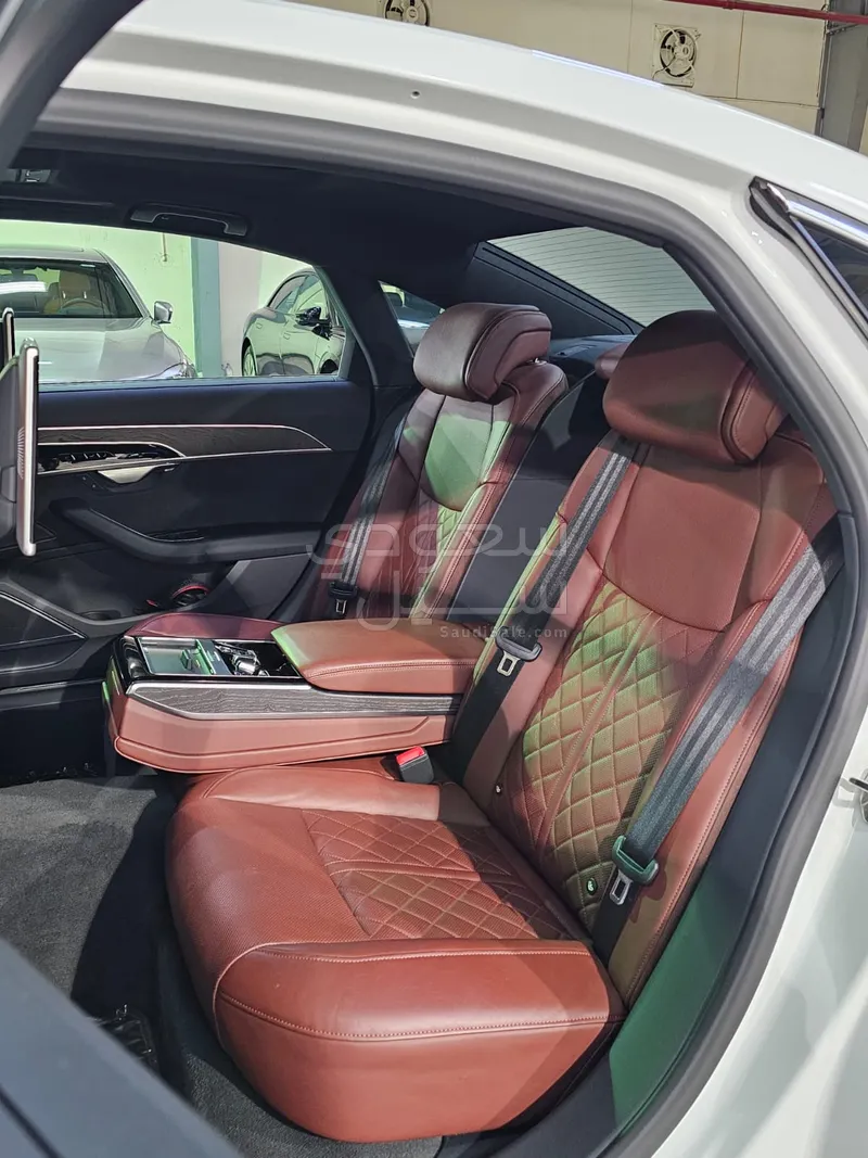 2020 اودي اي 8 ال 55تي اف اس أي