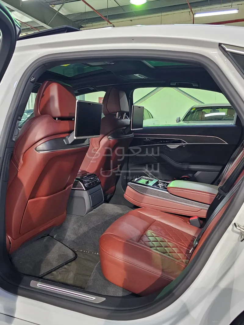 2020 اودي اي 8 ال 55تي اف اس أي