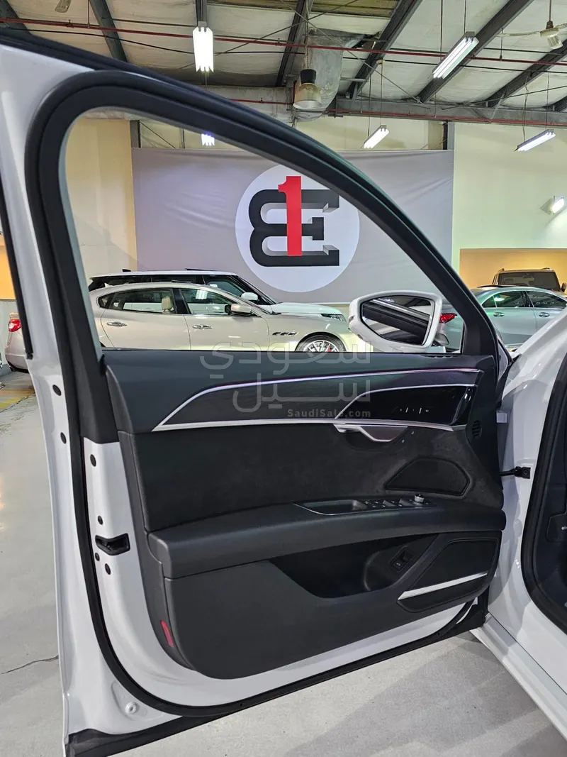 2020 اودي اي 8 ال 55تي اف اس أي