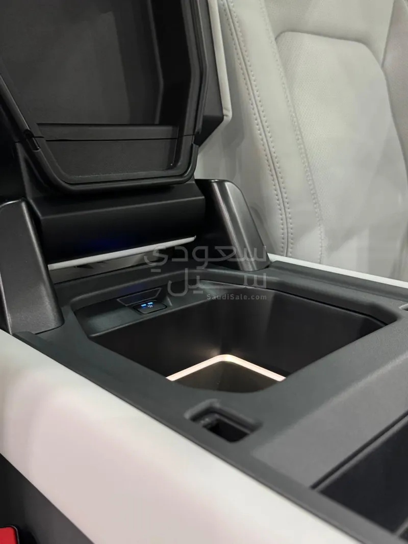 2026 لاند روفر ديفيندر اكس داينمك