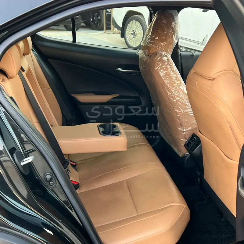 2024 لكزس يو إكس اتش300