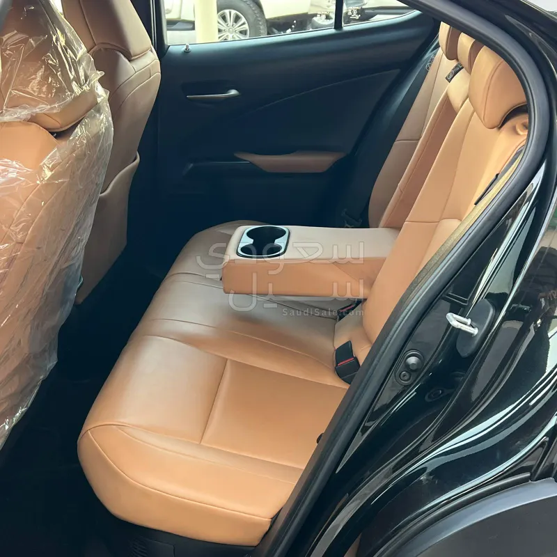 2024 لكزس يو إكس اتش300