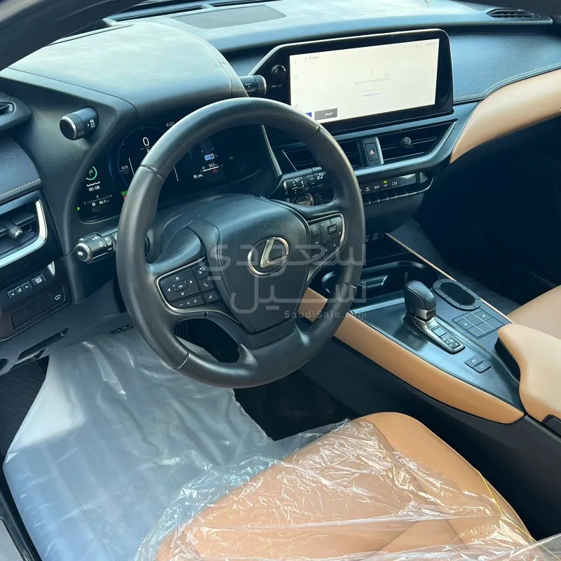 2024 لكزس يو إكس اتش300