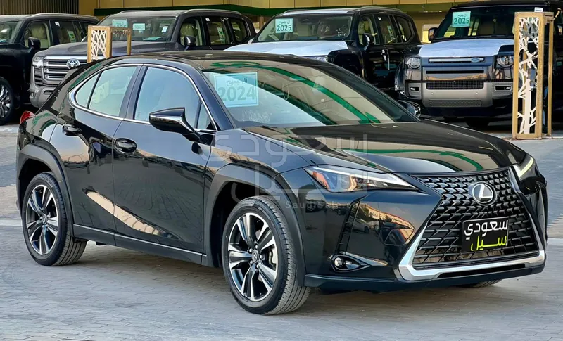 2024 لكزس يو إكس اتش300