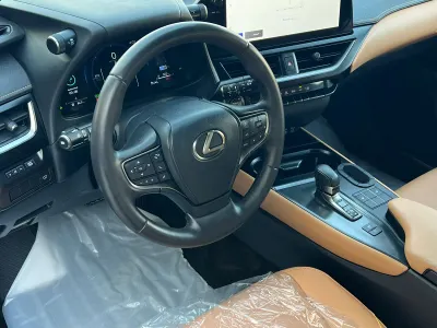 2024 لكزس يو إكس اتش300