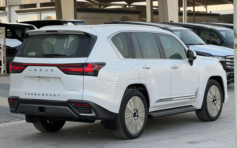 2025 لكزس إل إكس 600