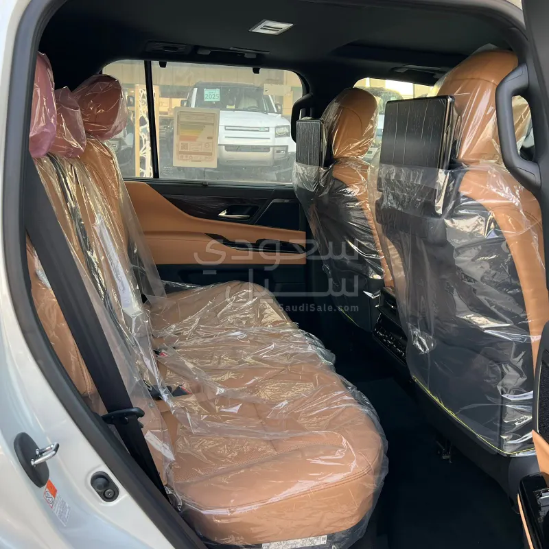 2025 لكزس إل إكس 600