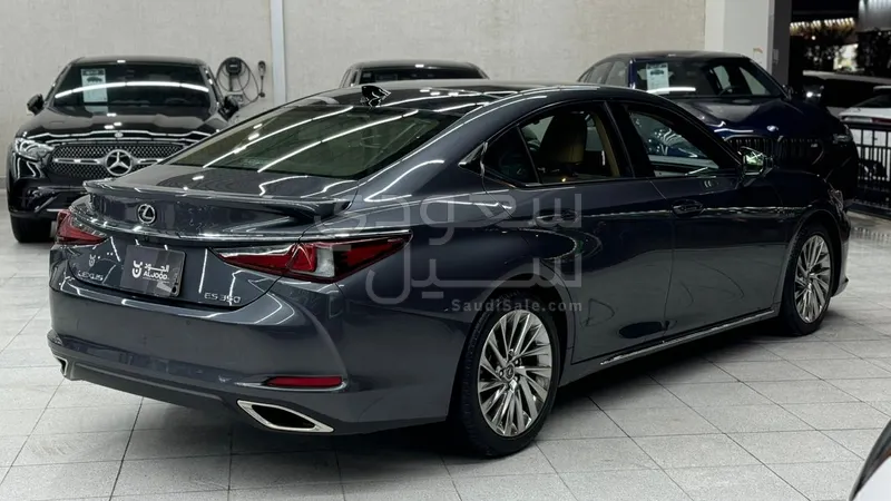 2023 لكزس إي إس 350