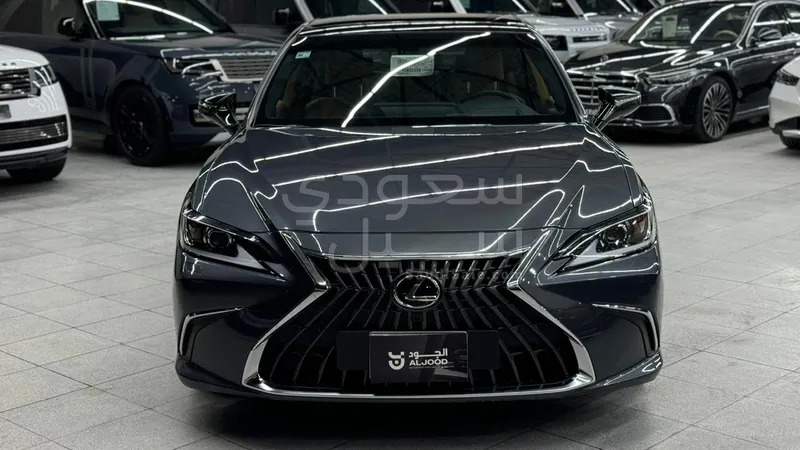2023 لكزس إي إس 350
