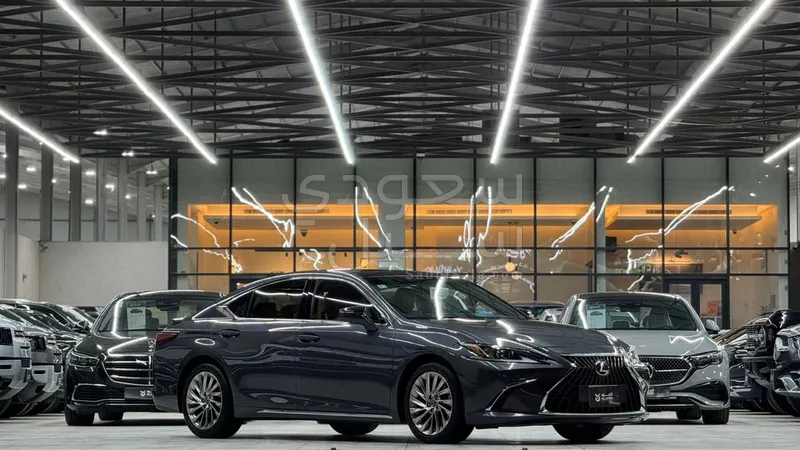 2023 لكزس إي إس 350
