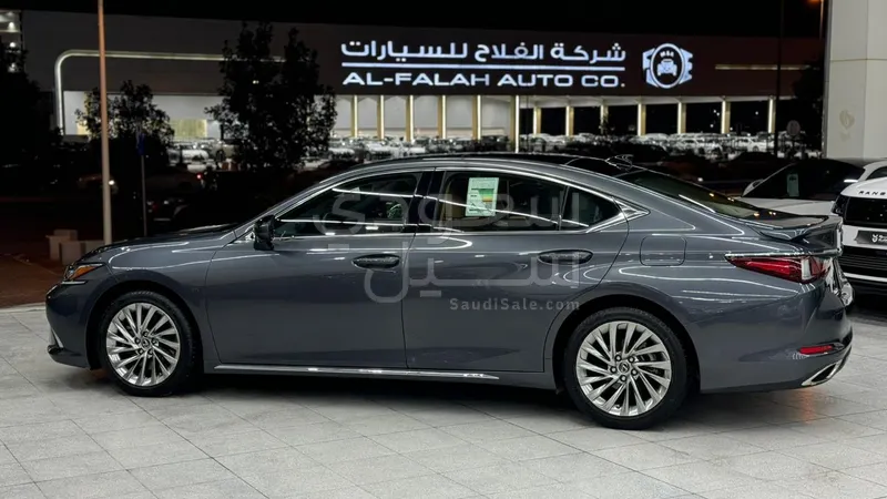 2023 لكزس إي إس 350