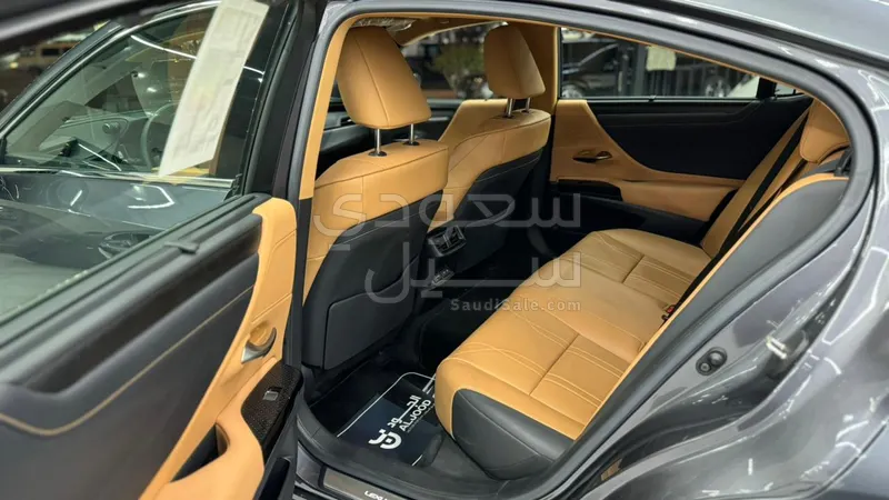 2023 لكزس إي إس 350