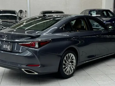 2023 لكزس إي إس 350