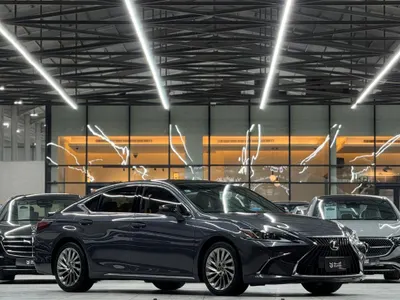 2023 لكزس إي إس 350