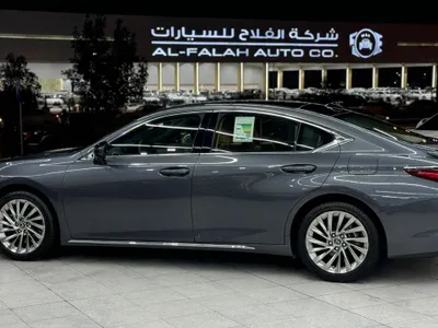 2023 لكزس إي إس 350