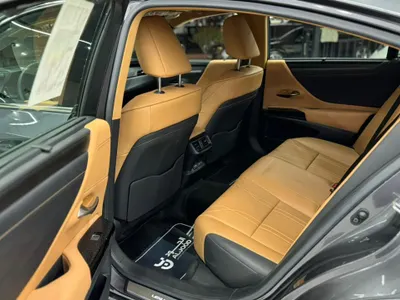 2023 لكزس إي إس 350