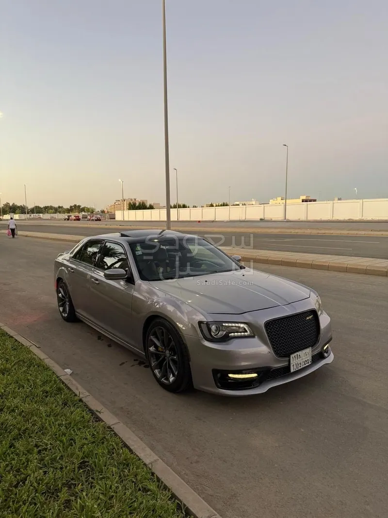 2016 كرايسلر 300 اس ار تي 8