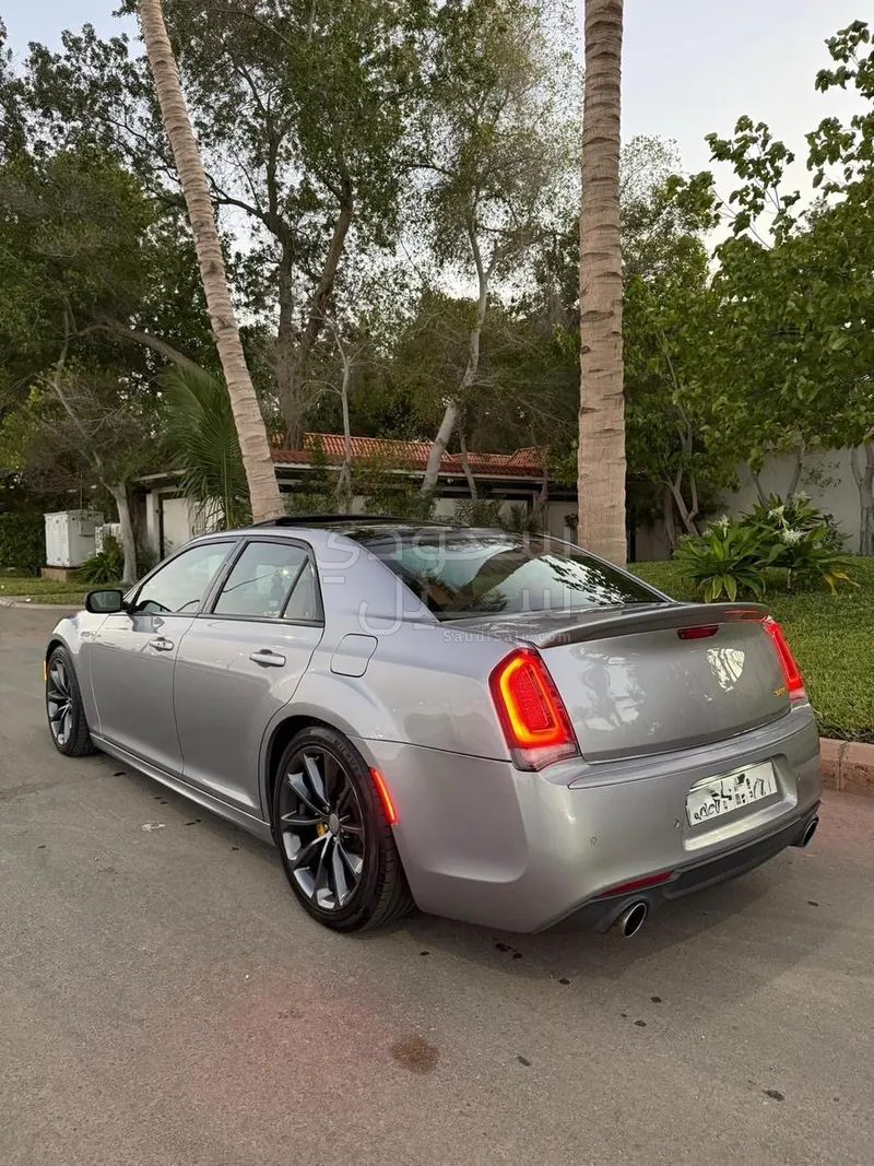 2016 كرايسلر 300 اس ار تي 8