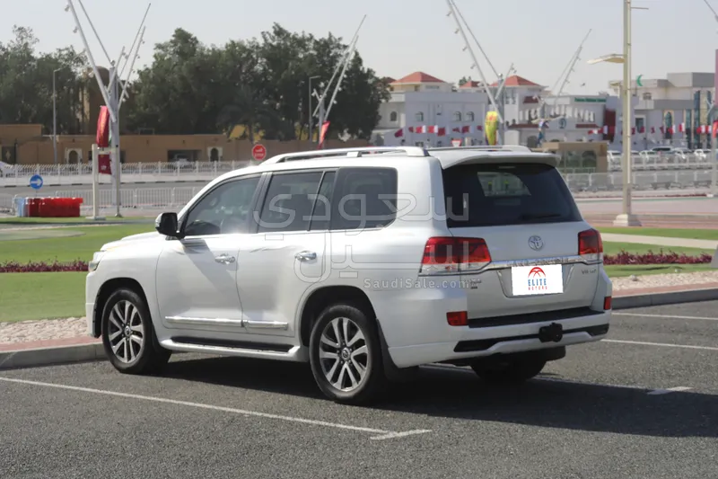 2017 تويوتا لاند كروزر في اكس  اس