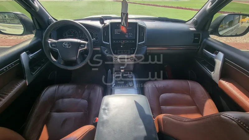 2017 تويوتا لاند كروزر في اكس  اس