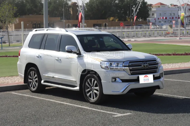 2017 تويوتا لاند كروزر في اكس  اس