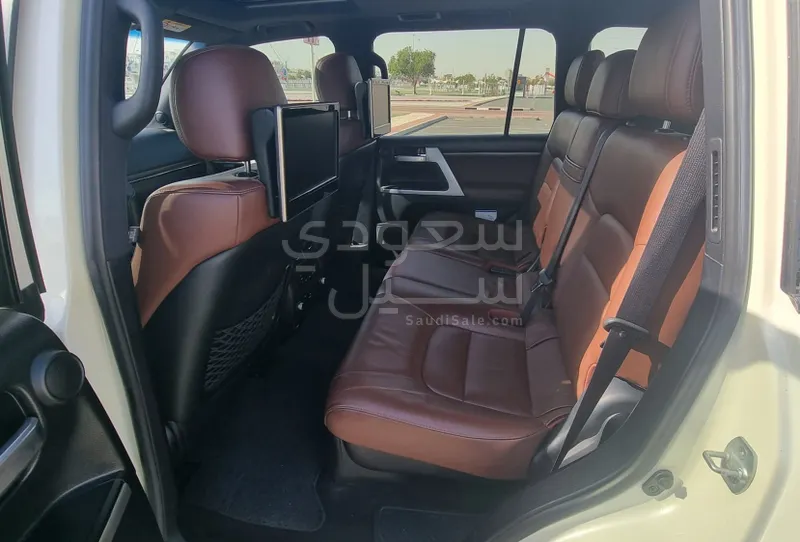 2017 تويوتا لاند كروزر في اكس  اس